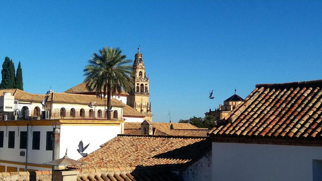 - une vue sur une ville dotée d'une tour d'horloge et de toits dans l'établissement La Mirada de La Judería, à Cordoue