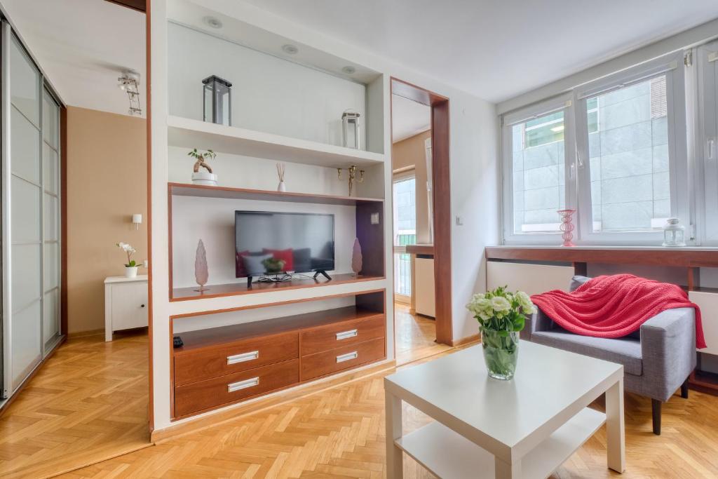 ワルシャワにあるNoctis Apartment Śliskaのリビングルーム(テレビ、テーブル付)