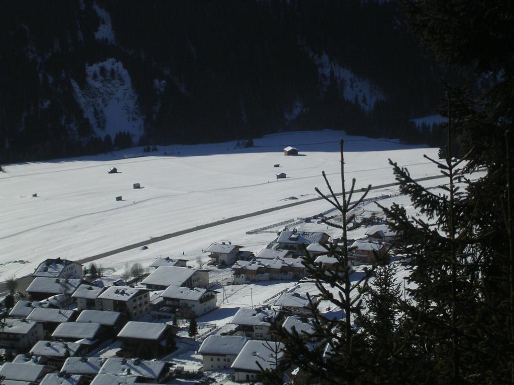 Gästehaus Obererlacher during the winter