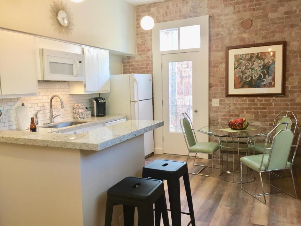 Kuchyň nebo kuchyňský kout v ubytování Bisbee Brownstone Suites