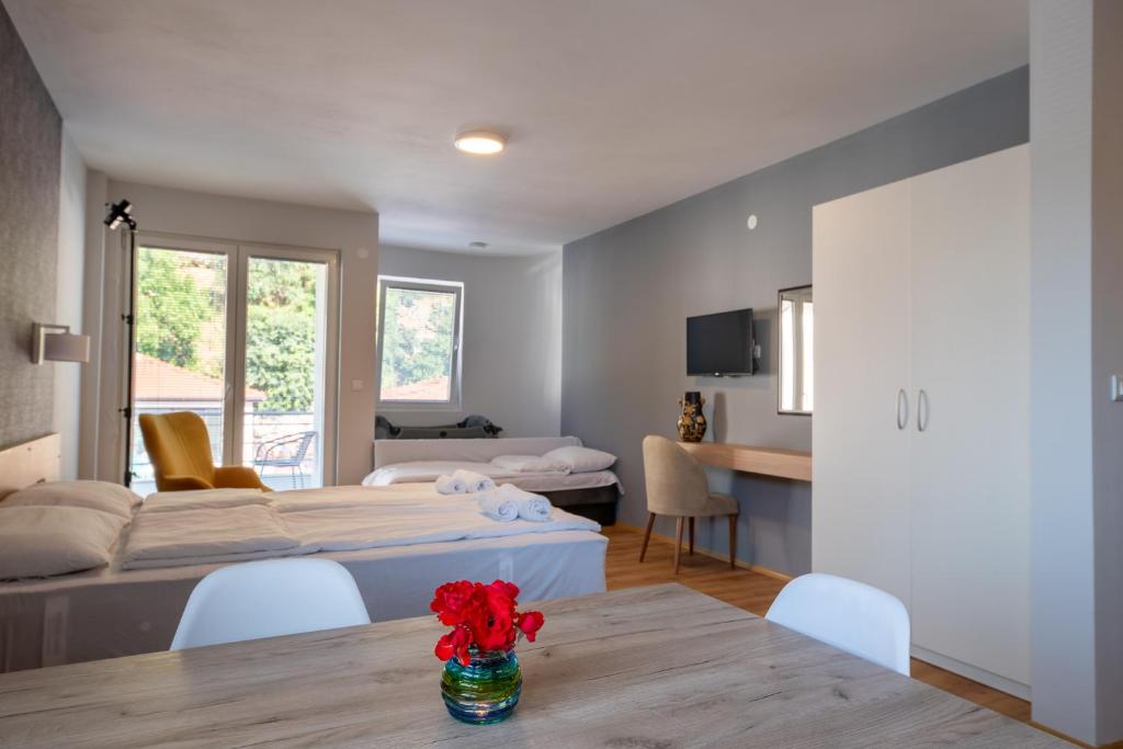 Postel nebo postele na pokoji v ubytování Apartments Bashoski