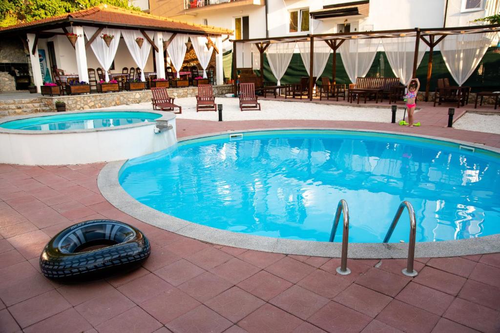 Bazén v ubytování Apartments Bashoski nebo v jeho okolí