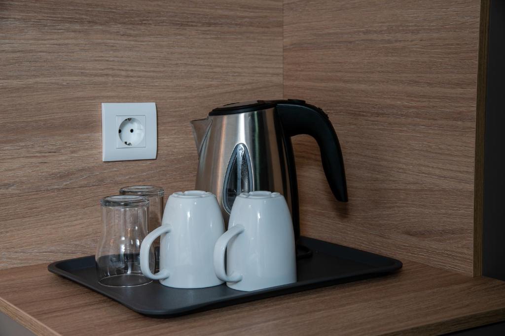 Příslušenství pro přípravu čaje a kávy v ubytování Apartments Bashoski