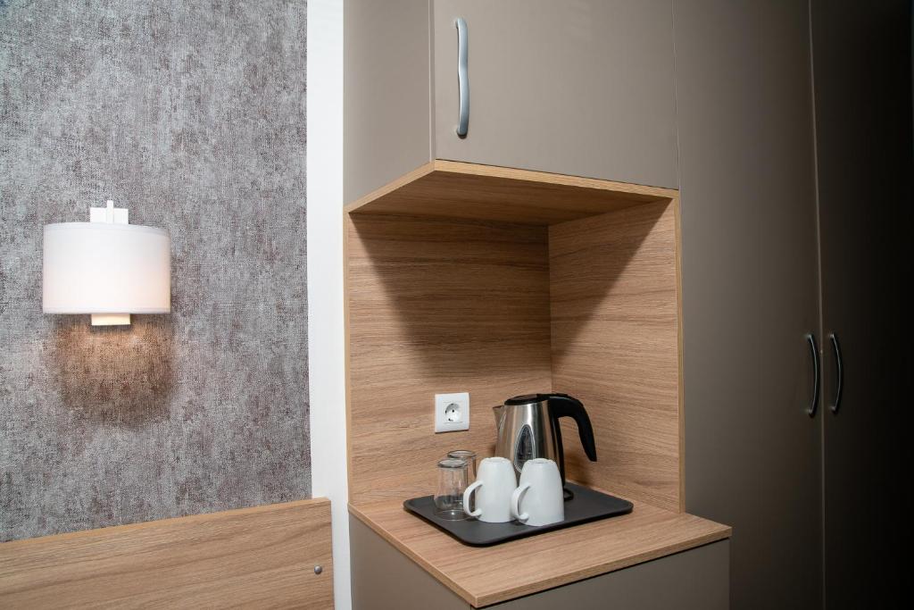 Příslušenství pro přípravu čaje a kávy v ubytování Apartments Bashoski