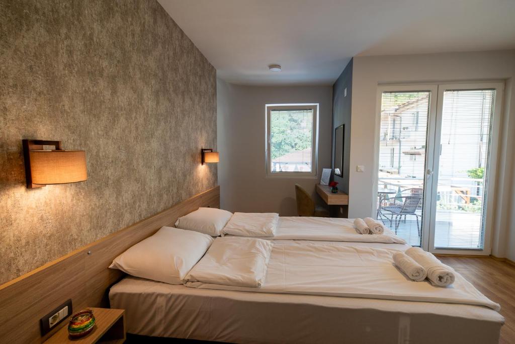 Postel nebo postele na pokoji v ubytování Apartments Bashoski