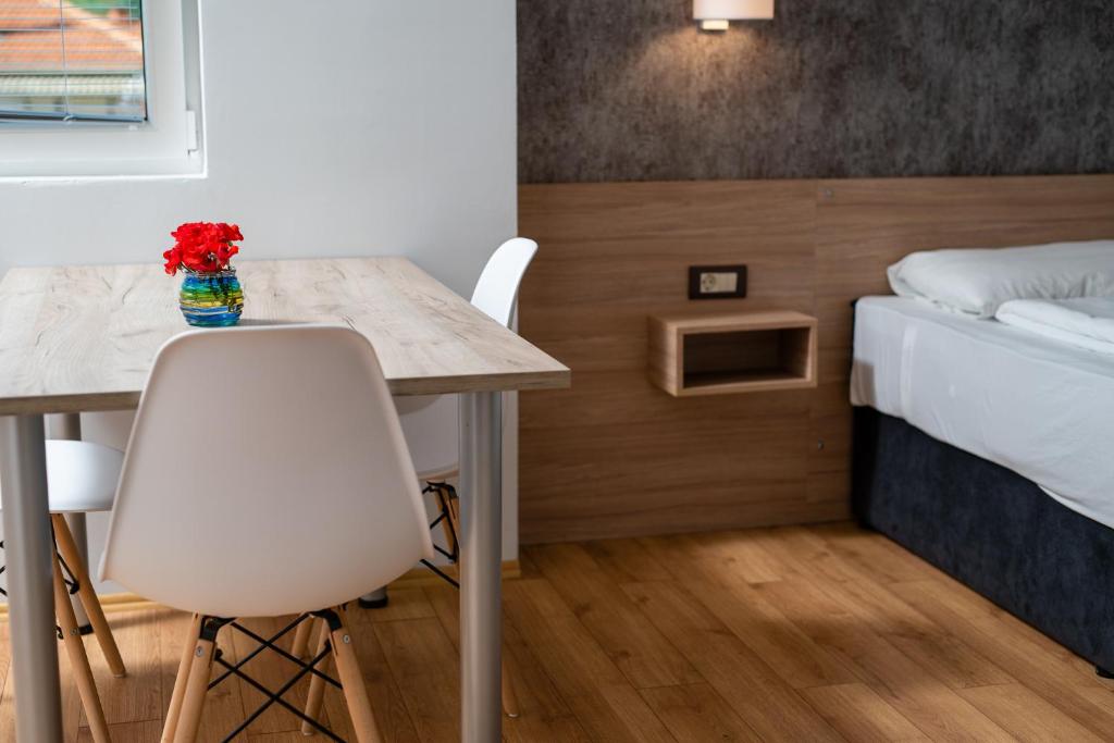 Postel nebo postele na pokoji v ubytování Apartments Bashoski