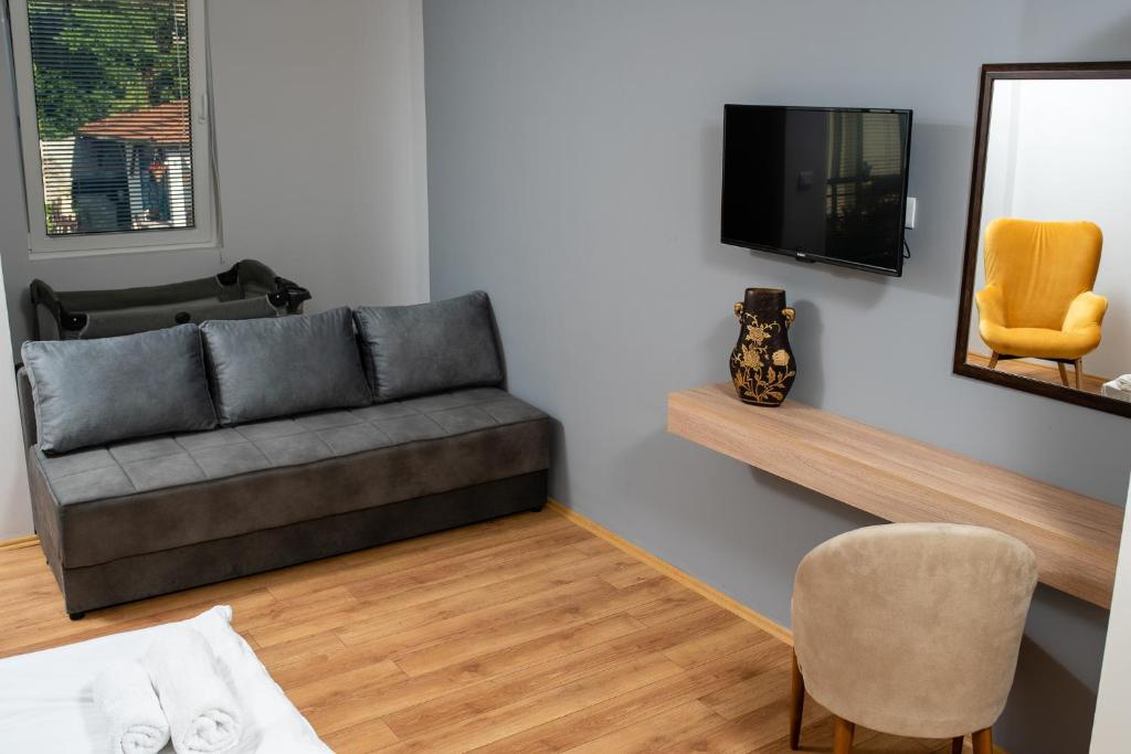 TV a/nebo společenská místnost v ubytování Apartments Bashoski