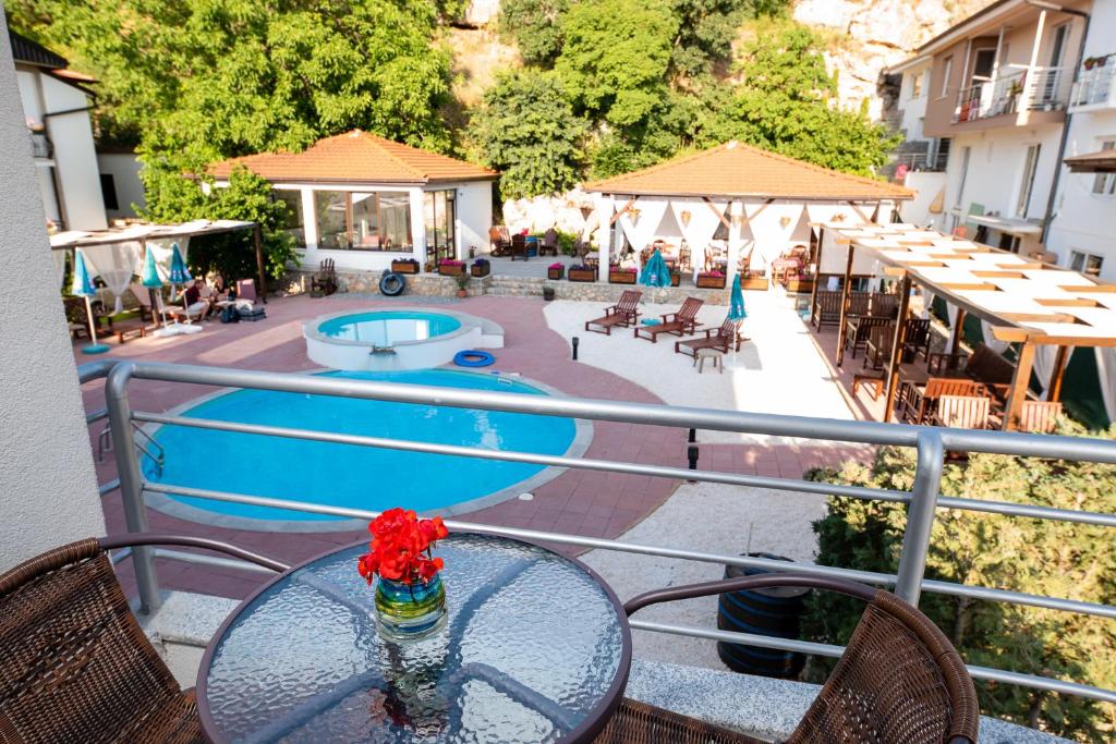 uma varanda com uma mesa e uma piscina em Apartments Bashoski em Ohrid