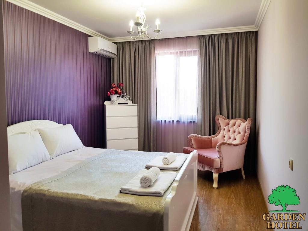 Postel nebo postele na pokoji v ubytování Garden Hotel
