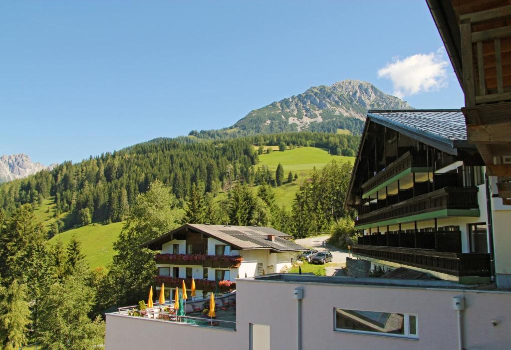 una vista de un edificio con una montaña en el fondo en Hotel Alpenkrone, en Filzmoos