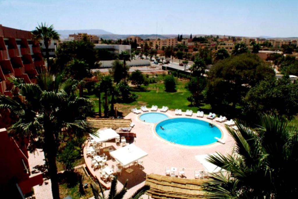 uma vista aérea de um resort com uma piscina em Atlas Orient em Oujda
