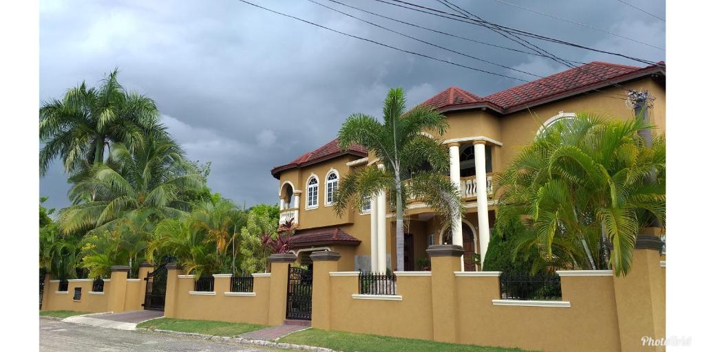 Sunflower Escape (AC / Wifi / Free Beach / Parking) - Housity