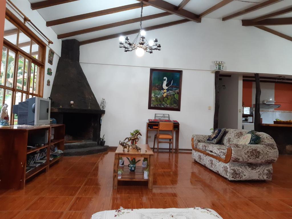 TV a/nebo společenská místnost v ubytování Suymar Ecolodge Galapagos