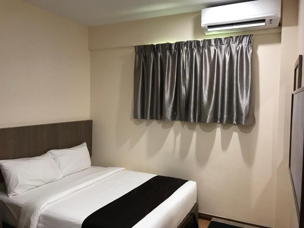 Postel nebo postele na pokoji v ubytování LABUAN JATI HOTEL