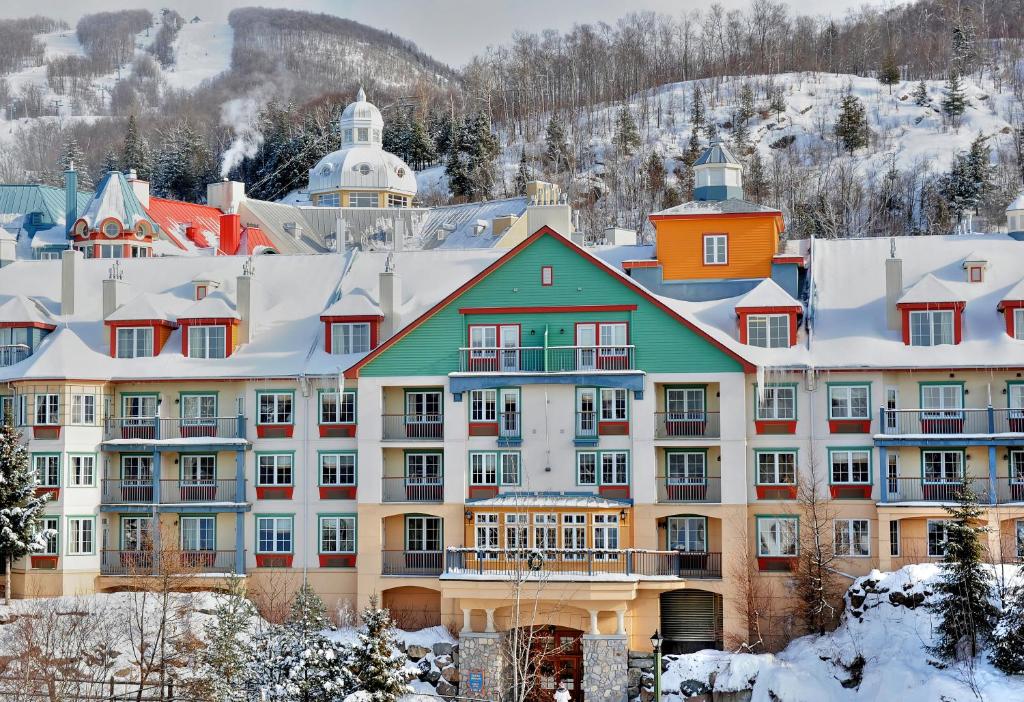 Nespecifikovaný výhled na hory nebo výhled na hory při pohledu z hotelu