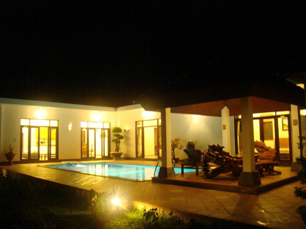 una casa con piscina por la noche en Phu Quoc Private Villa, en Phu Quoc