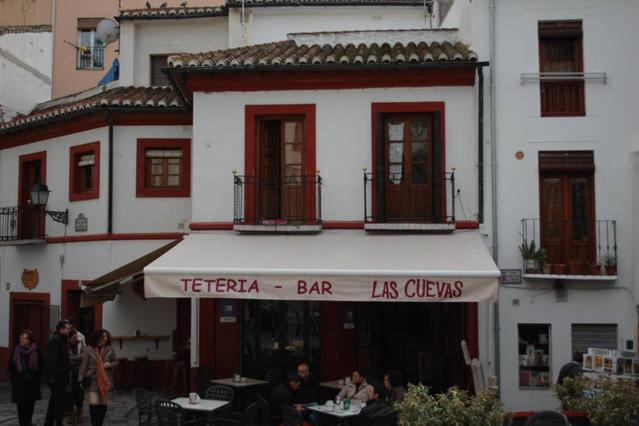 ein Restaurant mit einem Schild vor einem Gebäude in der Unterkunft Apartamento en pleno centro, WIFI, ideal in Granada