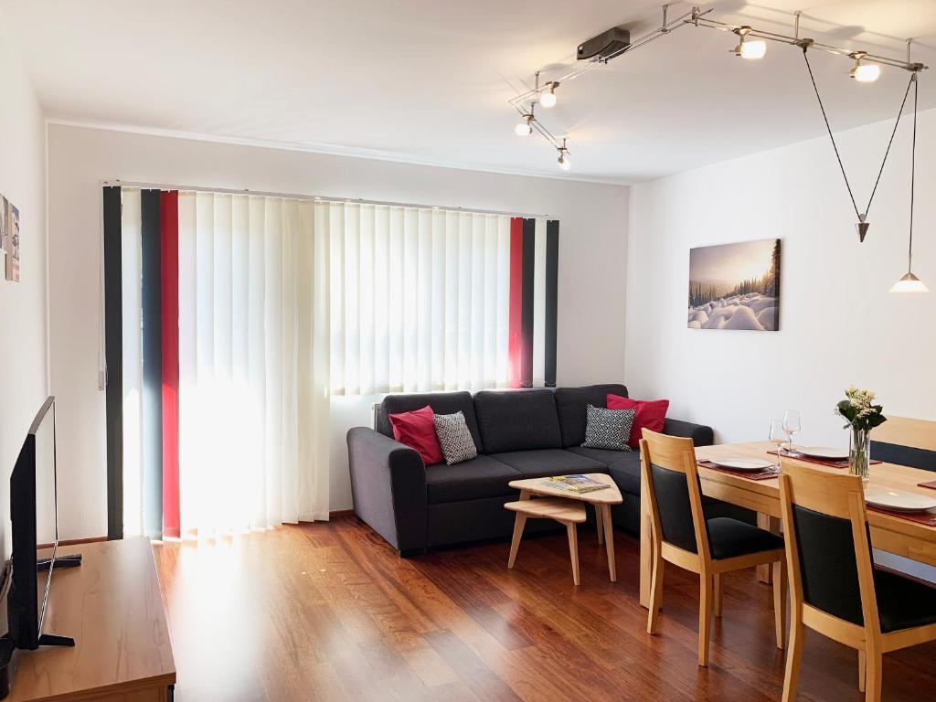 uma sala de estar com um sofá e uma mesa em Appartement Jana by Schladming-Appartements em Schladming
