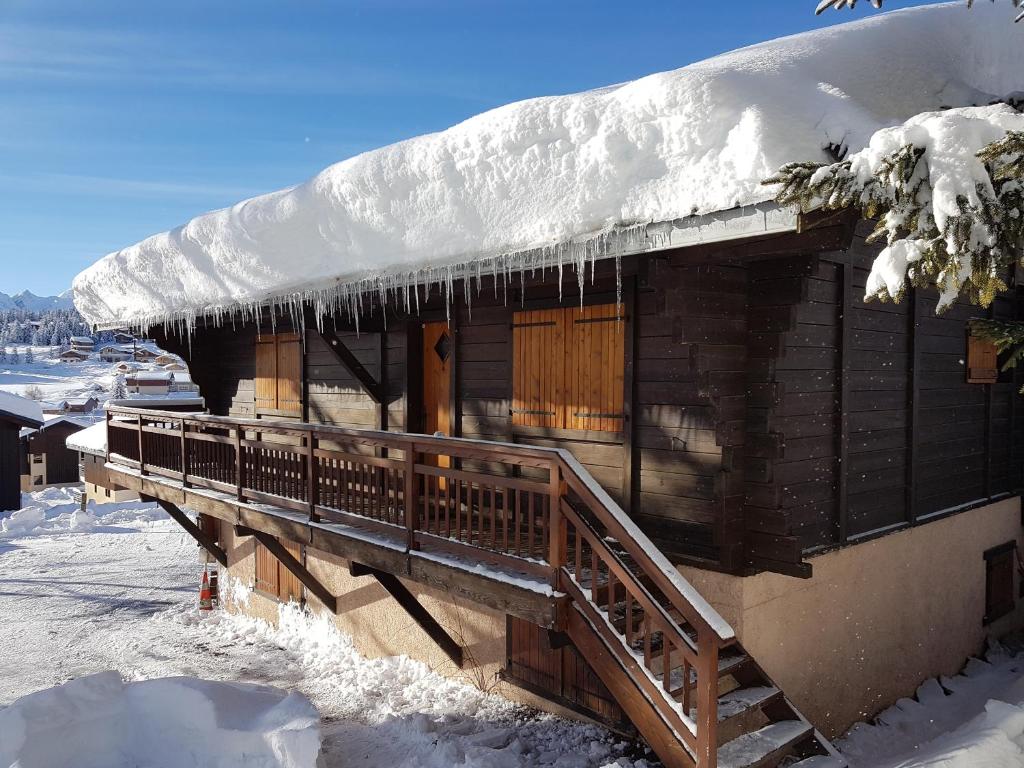 a building covered in snow with icicles on it at APPARTEMENT PLEIN SUD AUX SAISIES N°6 in Les Saisies