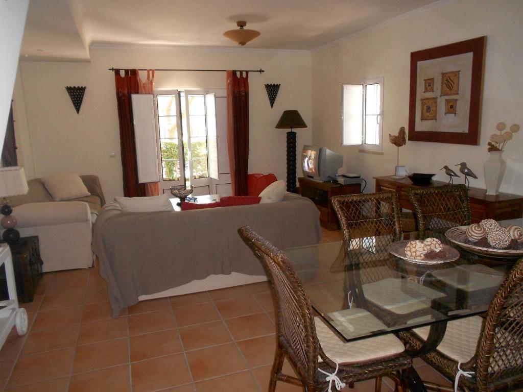 uma sala de estar com um sofá e uma mesa em Algarve Praia Verde em Altura