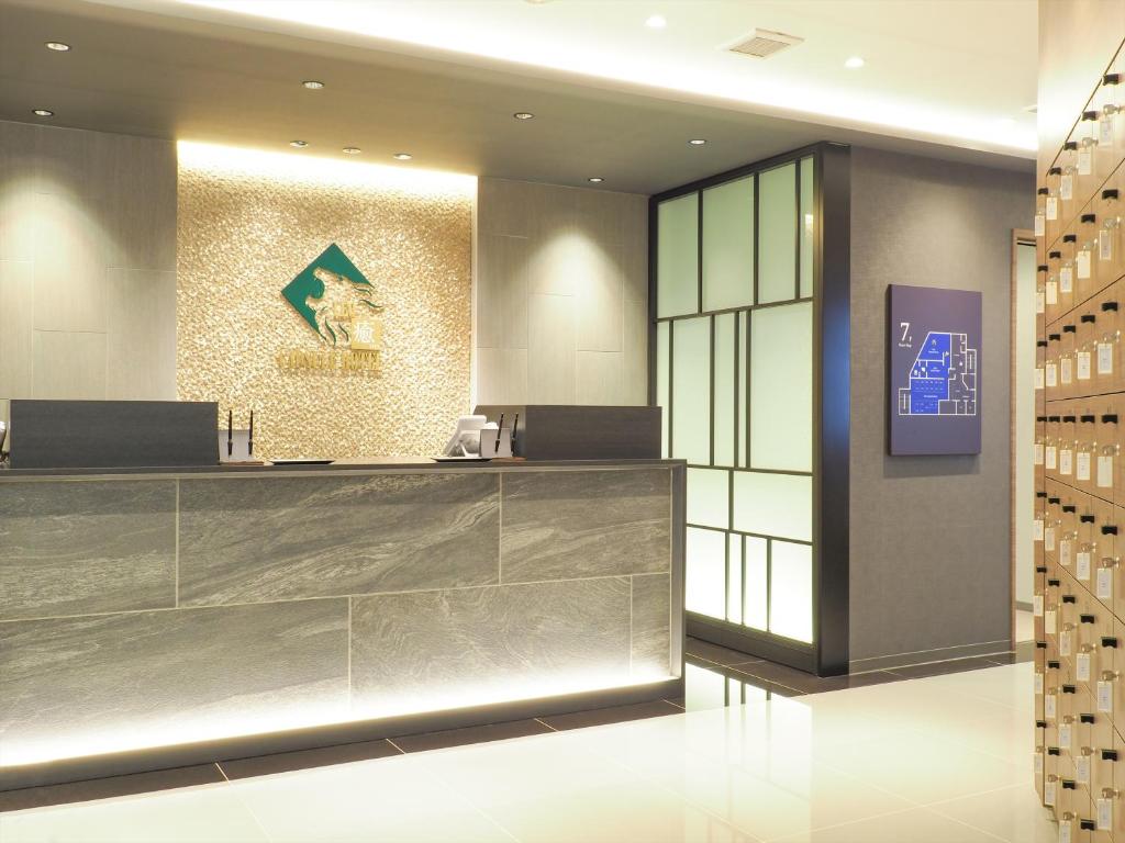 eine Lobby mit einer Rezeption in einem Gebäude in der Unterkunft Leo Yu Capsule Hotel Funabashi in Funabashi