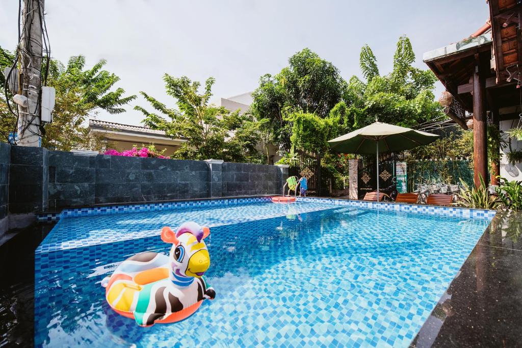 basen z zabawką w wodzie w obiekcie Tue Tam Garden Villa w Hoi An