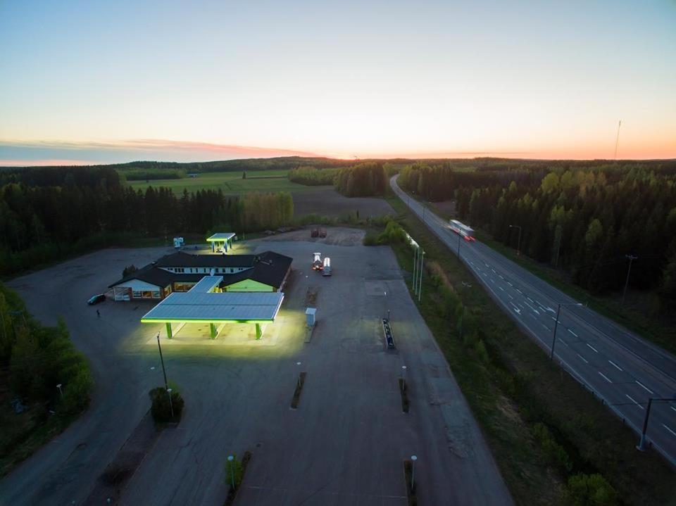 una vista aérea de un estacionamiento junto a una autopista en Mylsänportti, en Kouvola