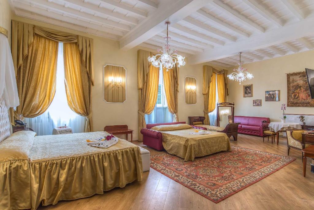 Un ou plusieurs lits dans un hébergement de l'établissement Trevi Rome Suite
