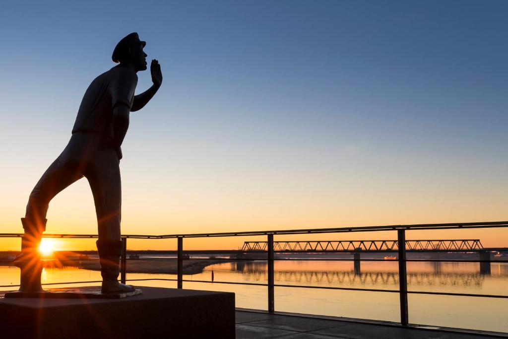 a statue of a man walking in front of a bridge at Gästehaus Von Herzen in Lauenburg