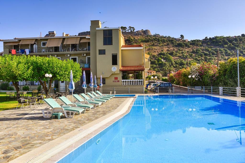Bazén v ubytování Ionis Hotel nebo v jeho okolí