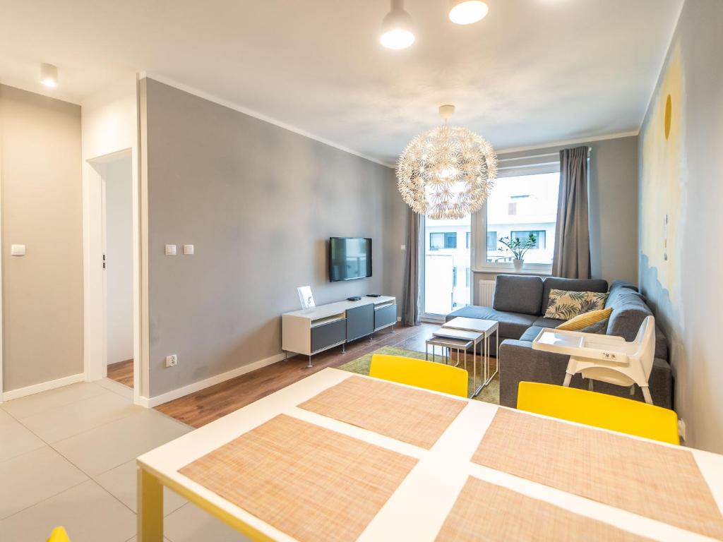 Televízia a/alebo spoločenská miestnosť v ubytovaní Apartamenty Bliżej morza - visitopl