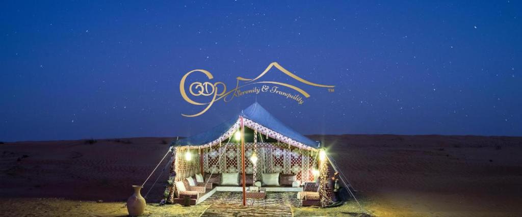 una tenda in mezzo al deserto di notte di Starwatching Private Camp a Ḩawīyah