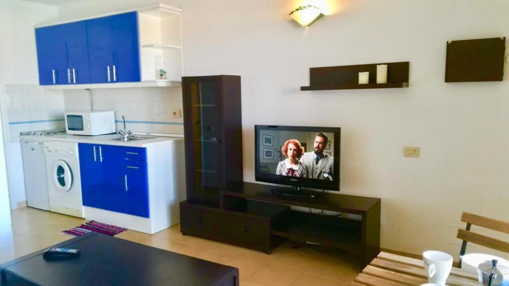 un soggiorno con TV a schermo piatto su un tavolo di Appartement vue mer et soleil toute l année a Costa de Antigua