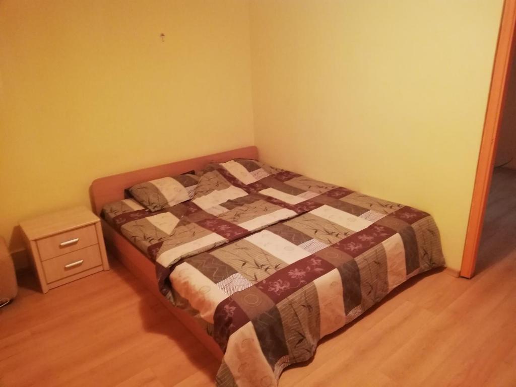 Habitación pequeña con cama y mesita de noche en Лукс апартамент, en Stara Zagora