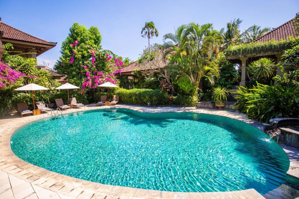 - une piscine dans une cour avec une maison dans l'établissement Vision Villa Resort, à Keramas