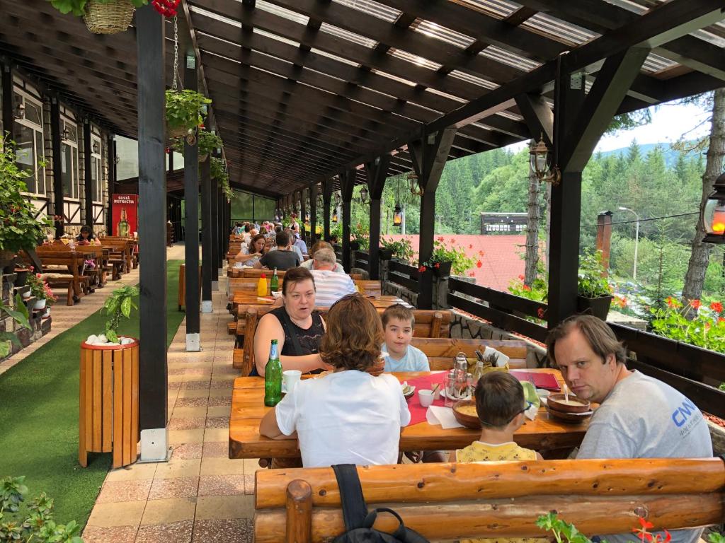 Hanul Izvorul Rece Sinaia - Resim 38