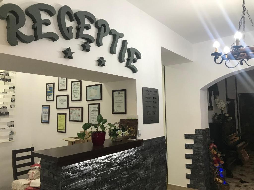 Ο χώρος του λόμπι ή της ρεσεψιόν στο Hanul Izvorul Rece Sinaia