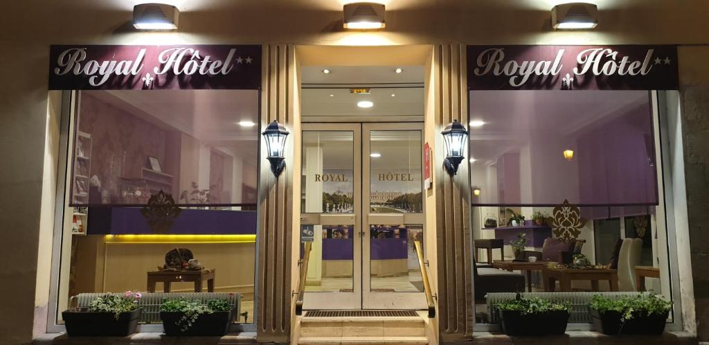 un frente de tienda con un cartel para una floristería en Royal Hotel Versailles, en Versalles