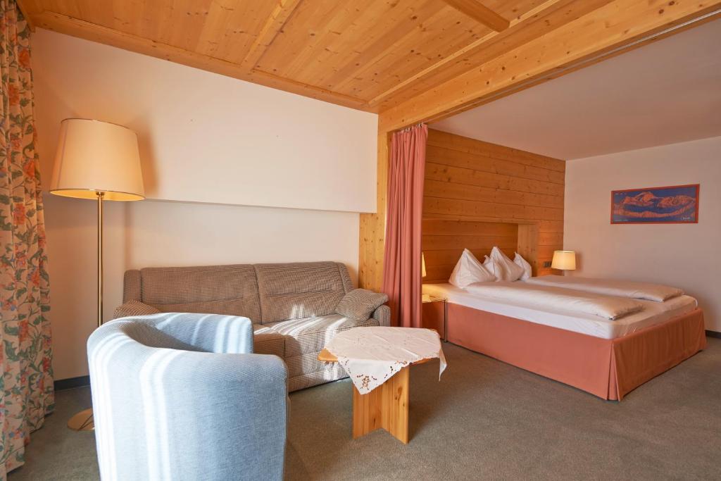 Postel nebo postele na pokoji v ubytování Hotel Angerer Alm