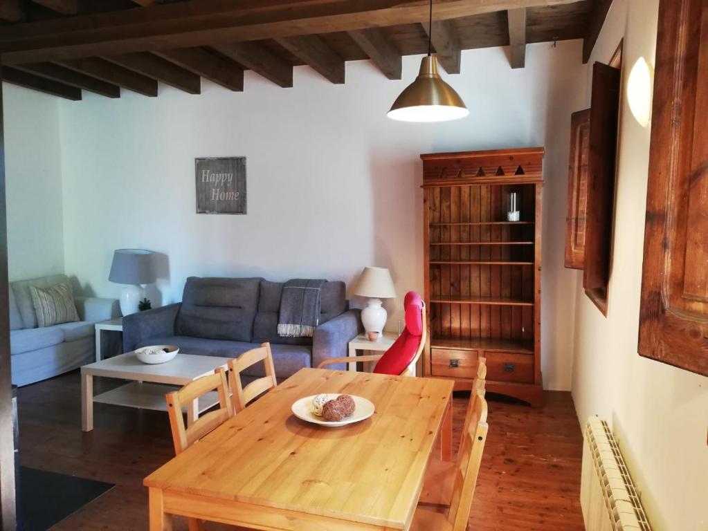 プッチェルダーにあるCases Puigcerdà Villaldachのリビングルーム(木製テーブル、ソファ付)