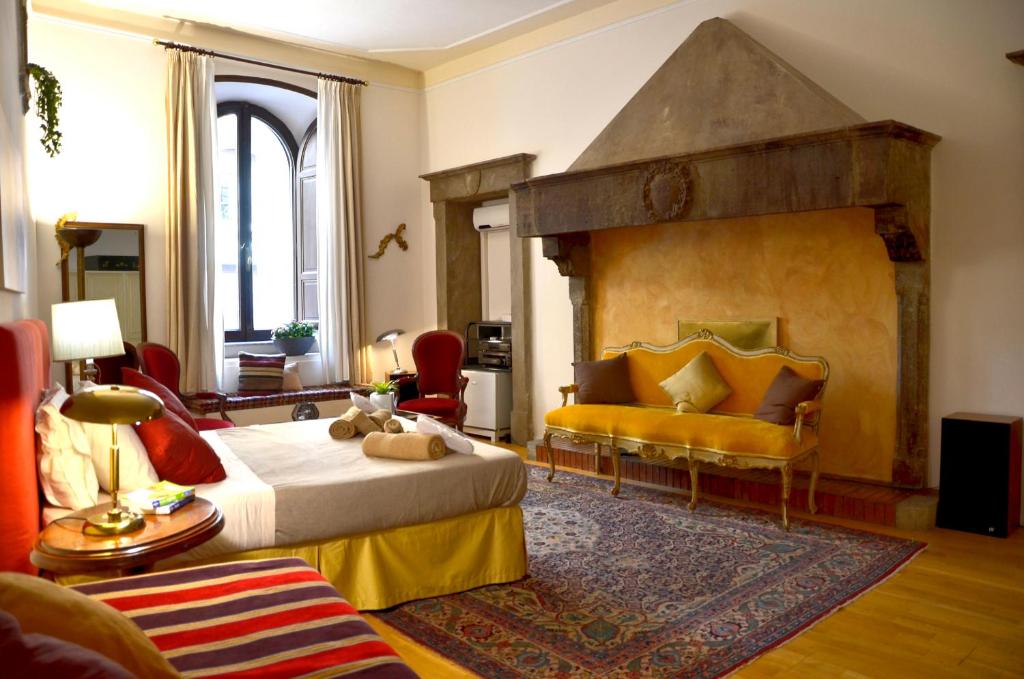 1 dormitorio con 1 cama grande y 1 sofá en Teverecentro, en Roma