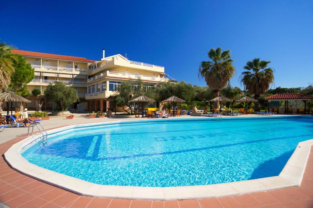 una grande piscina di fronte a un hotel di Lorenzo Hotel a Lassi