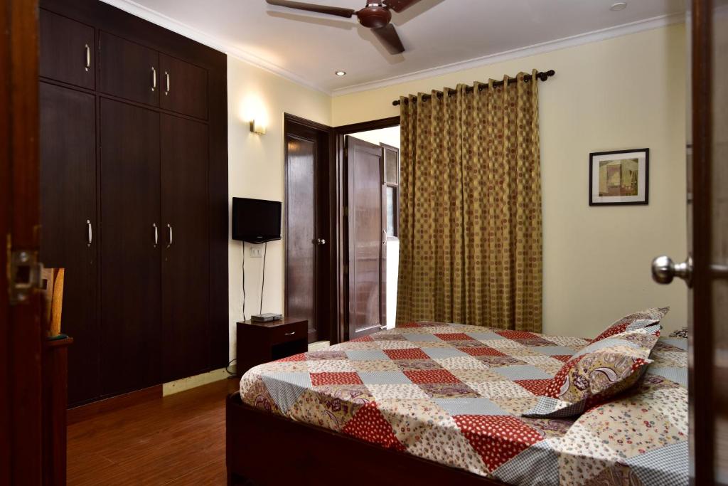 Postel nebo postele na pokoji v ubytování 2BHK Comfortable Furnished Serviced Apartments in Hauz Khas - Woodpecker Apartments