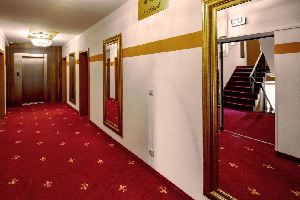 TIPTOP Hotel Burgschmiet Garni - Resim 11