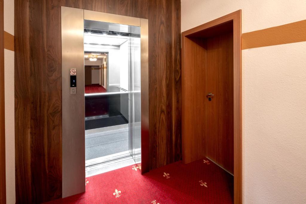 TIPTOP Hotel Burgschmiet Garni - Resim 12