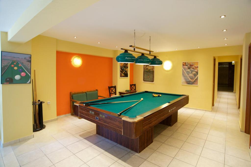 Biliár nebo kulečník v ubytování Lorenzo Hotel