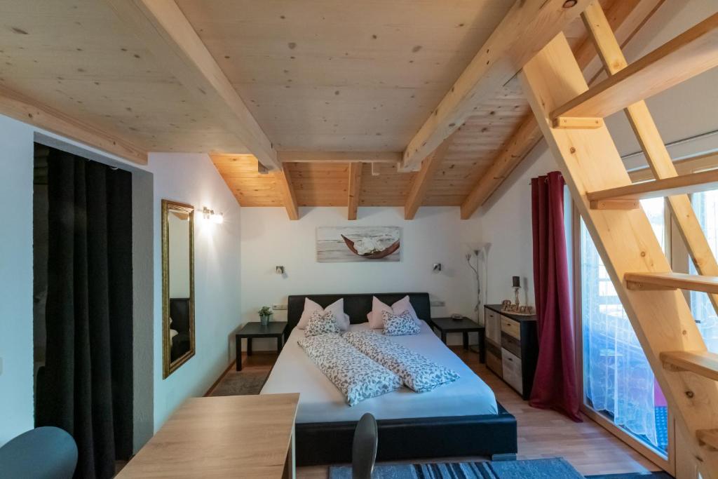 een slaapkamer met een bed en een houten plafond bij Telfeshof in Fiss