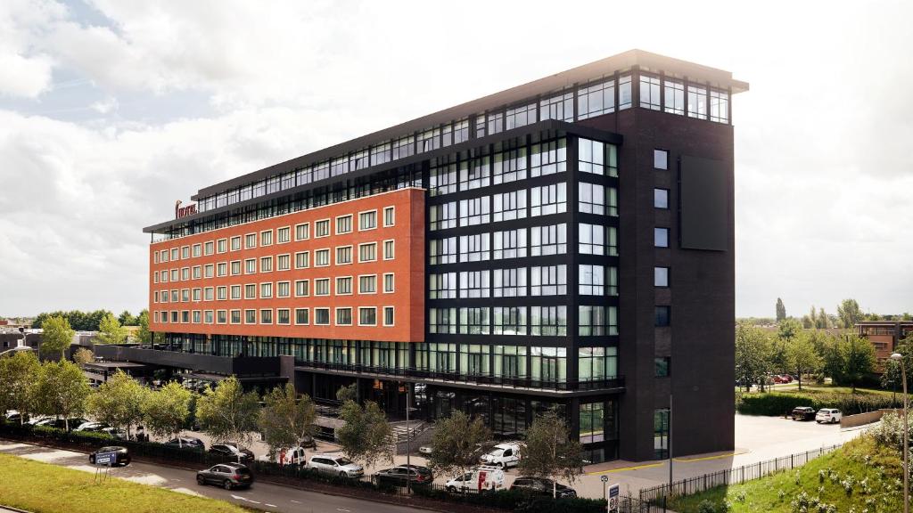 un grand bâtiment de bureau avec beaucoup de fenêtres dans l'établissement Van der Valk Hotel Den Haag, à Nootdorp