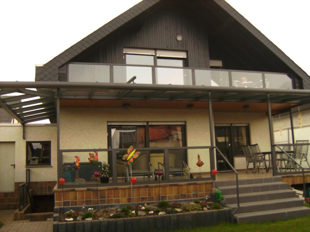 ein Haus mit einem großen Fenster und einem Balkon in der Unterkunft Ferienwohnung Steffi in Andernach