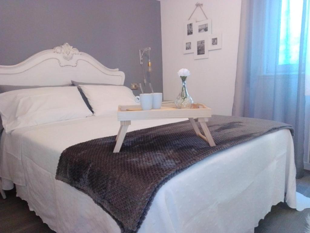 a bed with a table on top of it at Apartamento Acogedor en la Coruña in A Coruña